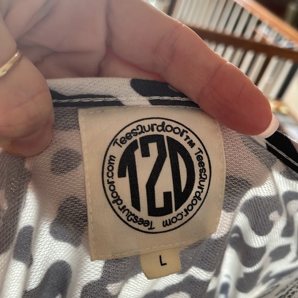 T2D Animal print sweatshirt tunic w/kangaroo pocket Size Large. NWOT - Picture 4 of 4